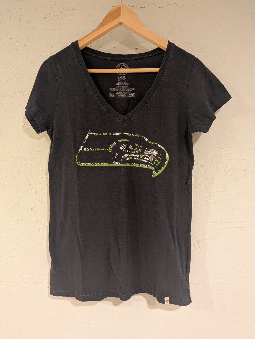 Seattle Seahawks V Neck Graphic Tee NFL Football Fan Streetwear Sportswear L